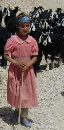 Jeune bergère au Maroc © Khalid Khallayoune